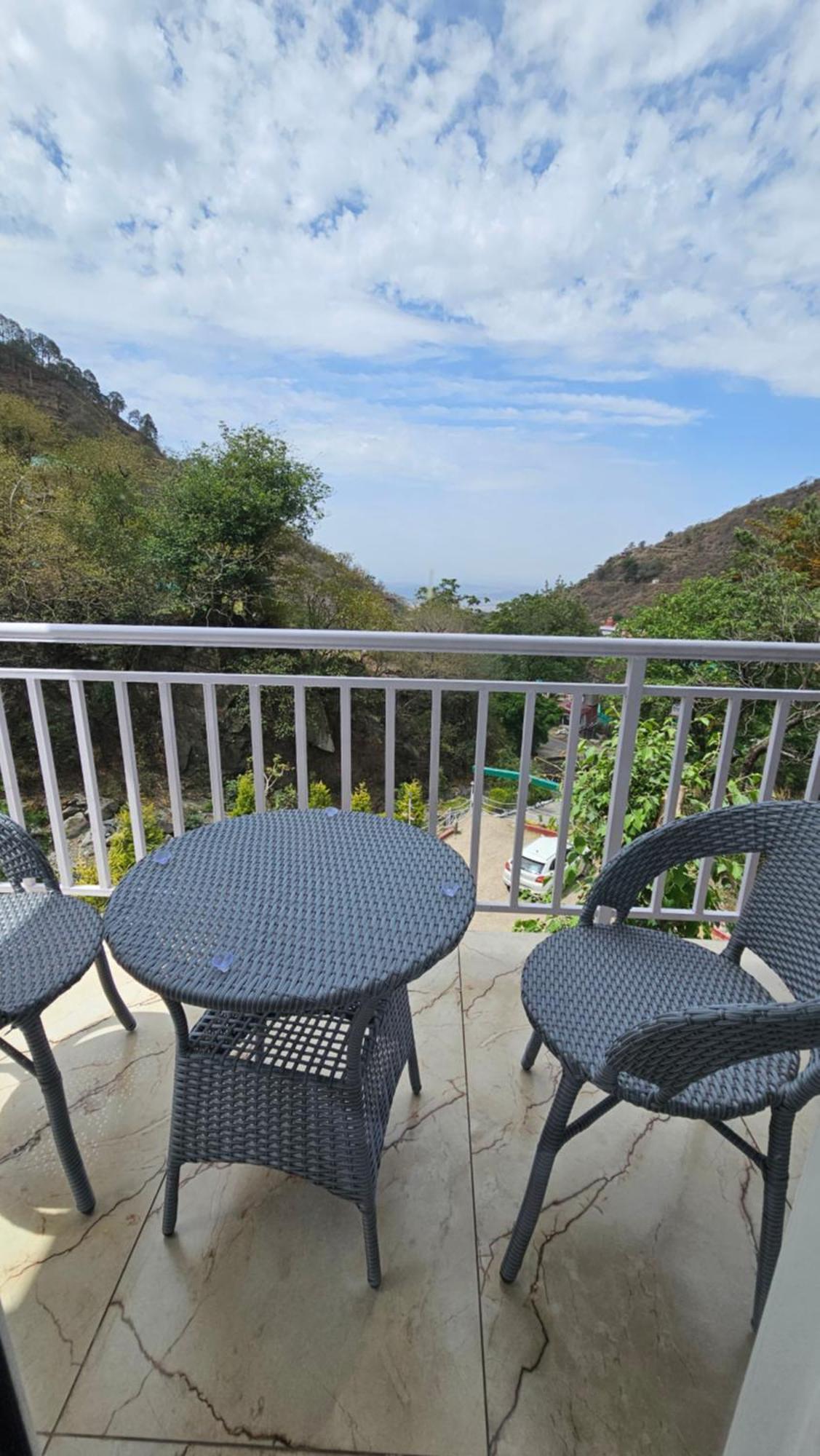 Hotel On The Rocks Kasauli Exteriér fotografie