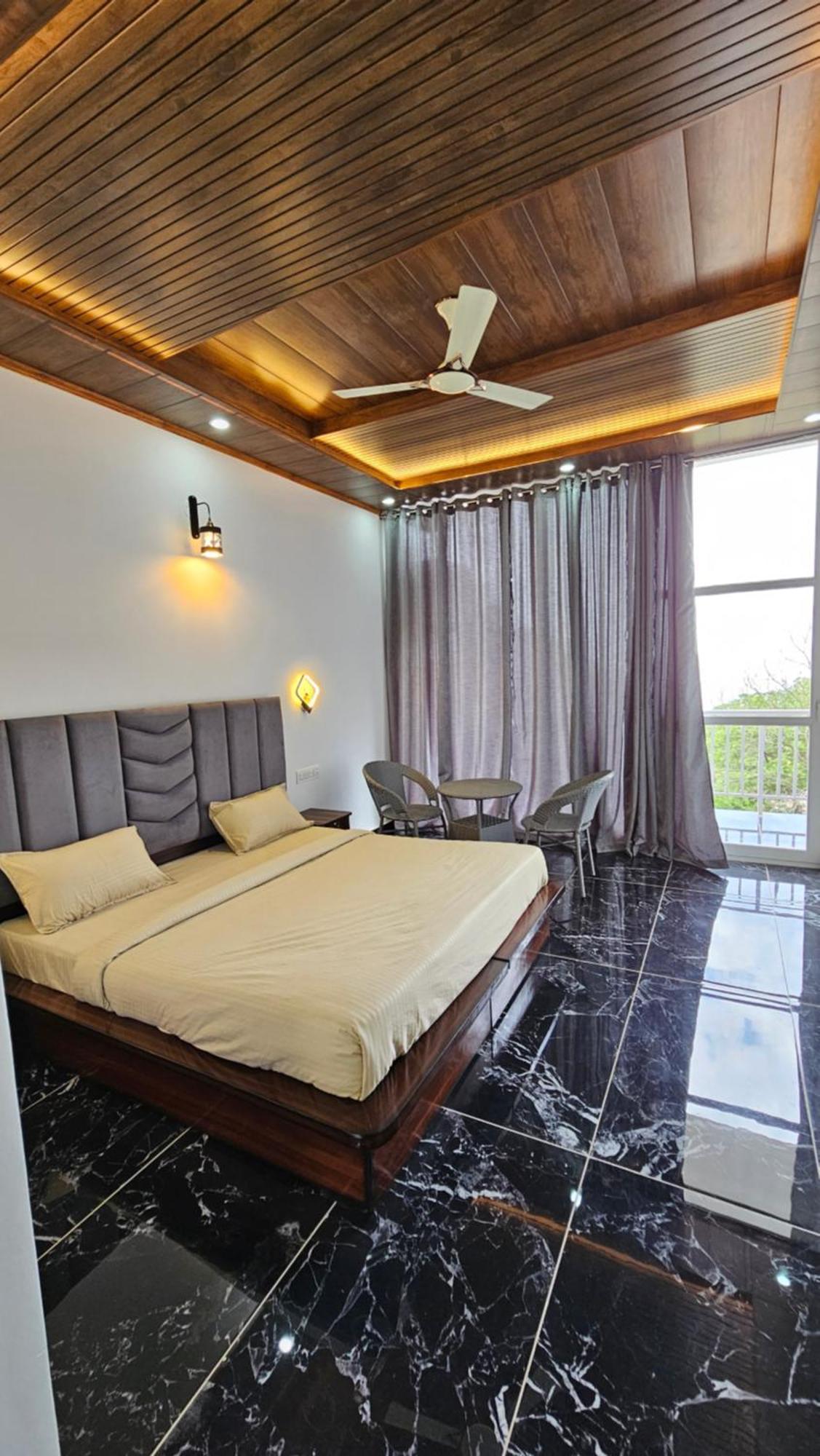 Hotel On The Rocks Kasauli Exteriér fotografie